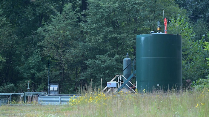 Un réservoir de gaz et un compresseur.