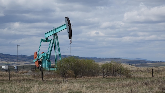 Un site d'exploitation pétrolière situé dans le sud de l'Alberta.