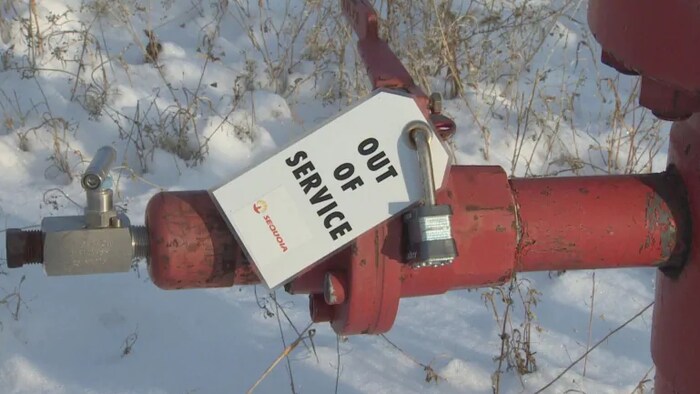 Une étiquette hors service de l'entreprise Sequoia est attachée à une pompe de pétrole.