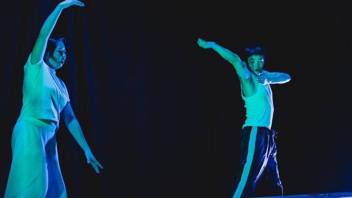 Deux danseurs sur une des scènes du Théâtre Tarragon à Toronto. 