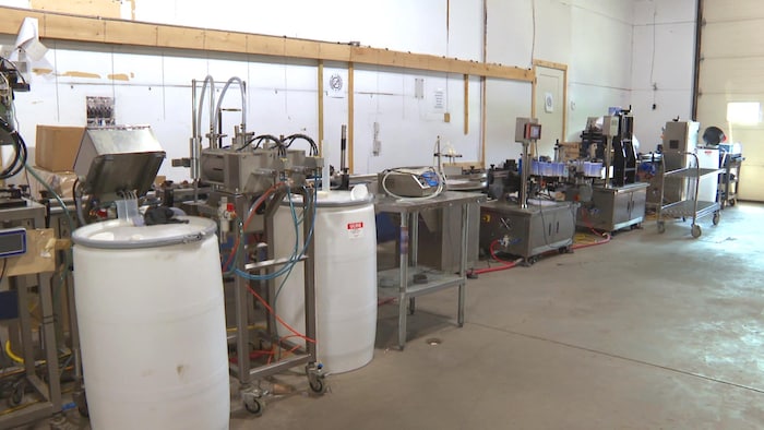 De gros barils en plastique et de multiples tuyaux.