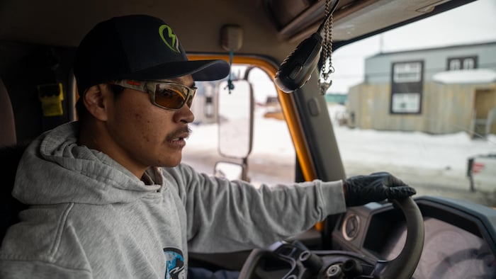 Aipilie Qumaluk dans son camion, le 19 mai 2025. 