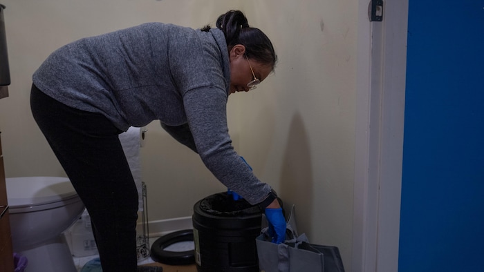Nellie Iqiquq montre son système de sac pour les toilettes, le 19 mai 2025. 