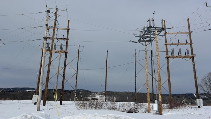 Pylônes électriques dans l'État du Maine, qui transportent de l'électricité en provenance du Nouveau-Brunswick.