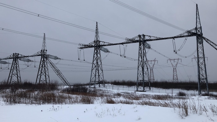 Les trois lignes d’Hydro-Québec photographiées en hiver à Beaumont, sur la rive sud du fleuve Saint-Laurent.