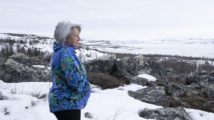 La gouverneure générale du Canada, Mary Simon, regarde au loin lors d'une visite dans le parc national Kuururjuaq, à Kangiqsualujjuaq, Québec, le mardi 10 mai 2022.