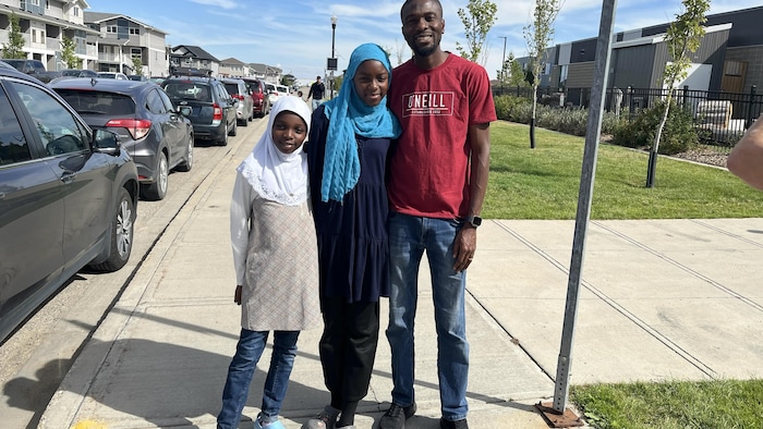 Qozeem Adeshina est accompagné de ses filles, Mueezah (au centre) et Hameedah (à gauche), qui fréquentent l'école Wascana Plains. Il souligne que l'établissement a connu une croissance rapide au cours des trois dernières années.