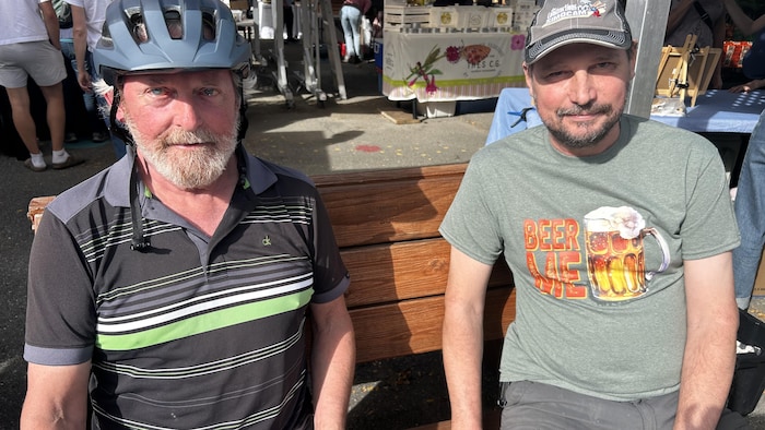 Deux hommes assis sur un banc.