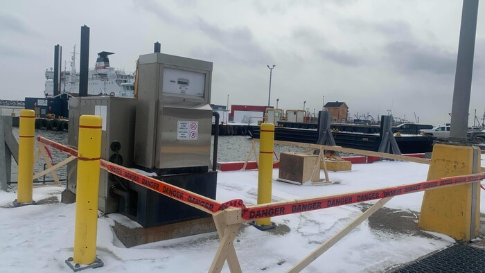 Une pompe à essence entourée de barricades.