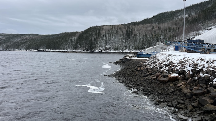 Une berge en roches près d'un quai.
