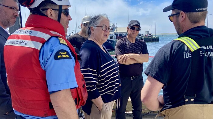 Diane Lebouthillier, en compagnie du maire et président de la Communauté maritime des Îles-de-la-Madeleine, Antonin Valiquette, ainsi que de Cédric Arseneau, directeur du Secteur Îles-de-la-Madeleine de Pêches et Océans Canada.
