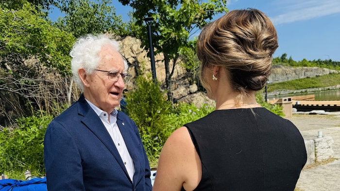 Un homme et une femme conversent.