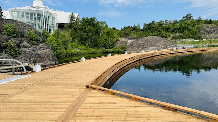 Un quai en planches.