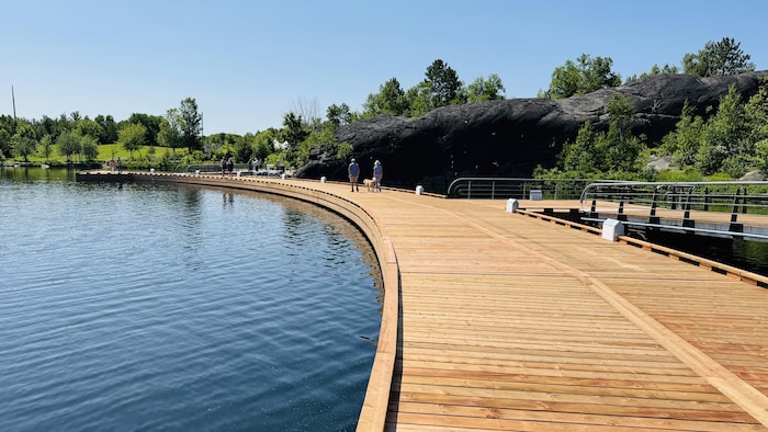Un quai en planchers.