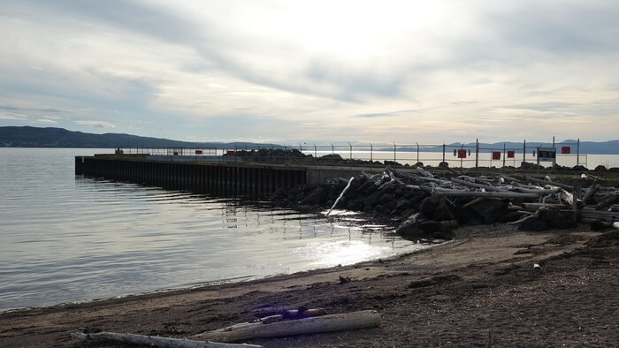 Un quai entouré de clôture