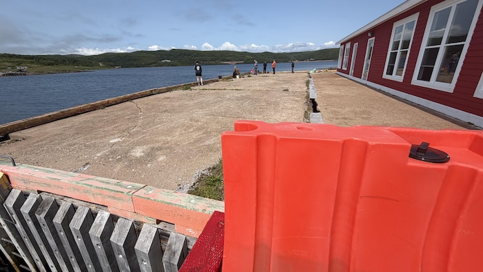 Un quai fissuré dans un mauvais état. 