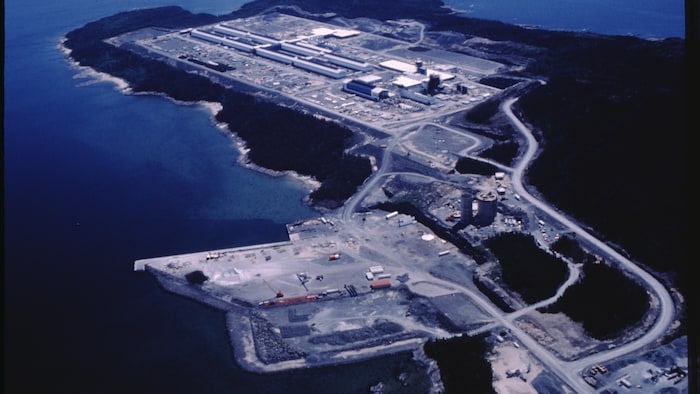 Aperçu à vol d'oiseau des installations du secteur de Pointe-Noire et des travaux d'aménagement portuaire au bord du golfe du Saint-Laurent.