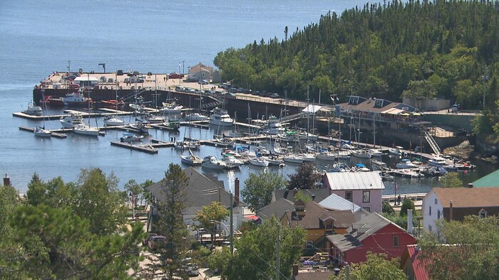 Des bateaux sont amarrés au quai de Tadoussac.