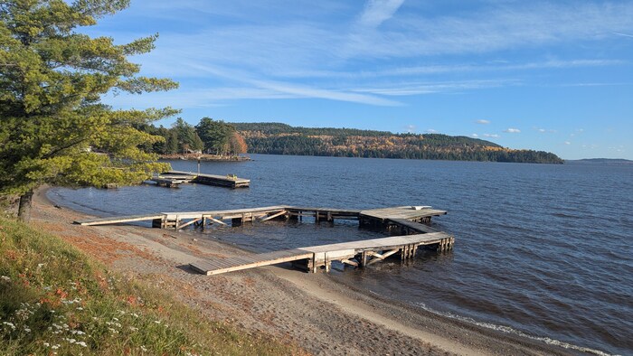 La plage et des quais appartenant à la Bannik.
