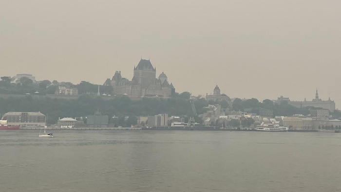 Le fleuve Saint-Laurent et la ville de Québec plongés dans la fumée des feux de forêt à l’été 2023.