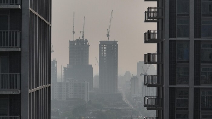 Une vue du centre-ville de Toronto alors que le ciel est plein de fumée.