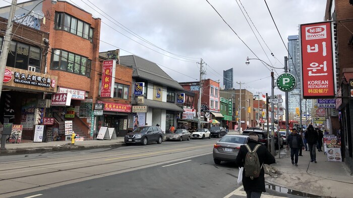 متاجر ومطاعم في الحي الصيني في تورونتو.