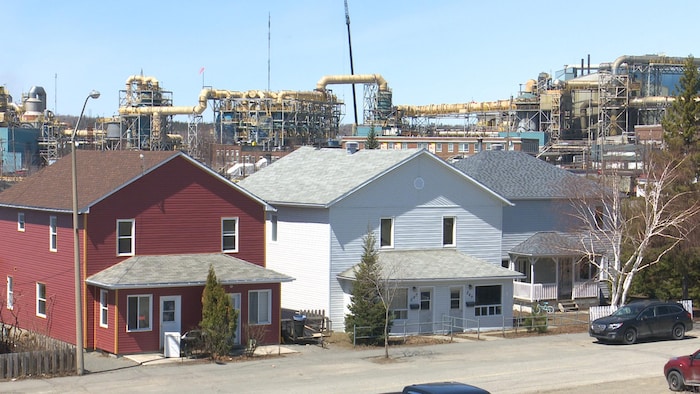 Un quartier résidentiel juste à côté d'une zone industrielle.