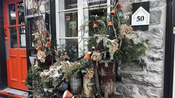 Décorations de Noël devant un commerce.