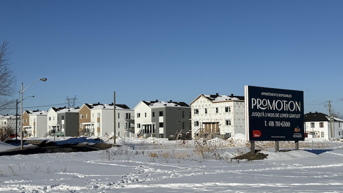 Un quartier en développement avec des immeubles en rangées, en hiver.