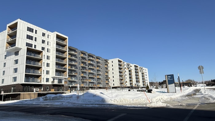 De gros immeubles avec de nombreuses adresses du quartier UMANO, en hiver.