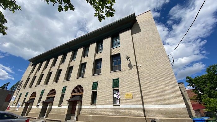 Cet immeuble de la rue Drolet à Montréal abrite aujourd'hui 12 organisations du Centre Social et Communautaire de La Petite Patrie, qui en sont copropriétaires. 