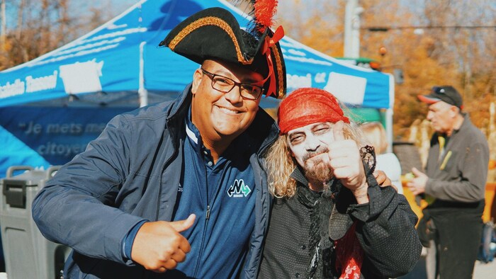Deux hommes déguisés en pirates lors d'une fête costumée à Laval. L'homme à gauche est le député libéral Saul Polo. 
