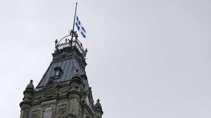Le drapeau du Québec flotte au-dessus de l'Assemblée nationale, à Québec. 