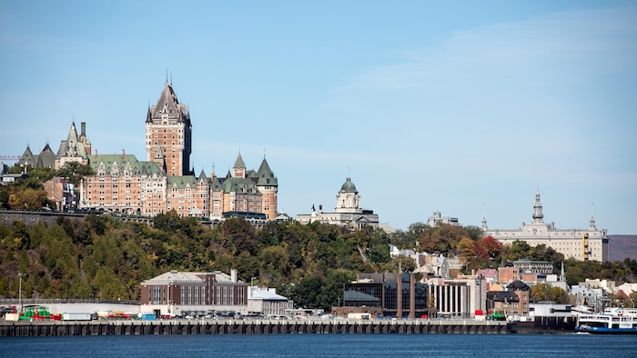 Vue du Château Frontenac et du fleuve Saint-Laurent de Lévis.