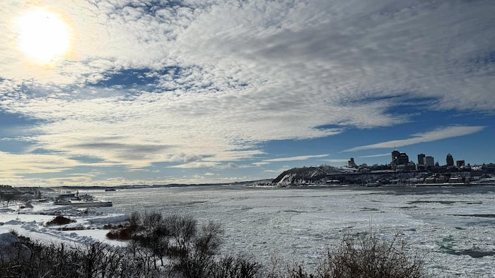 Le fleuve Saint-Laurent entre Québec et Lévis en saison hivernale.