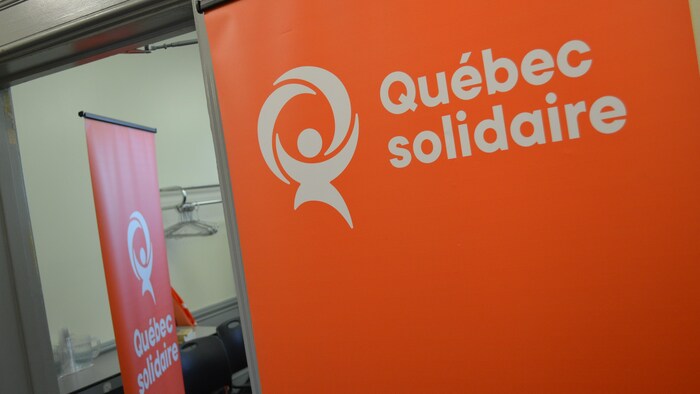Des banderoles de Québec solidaire.