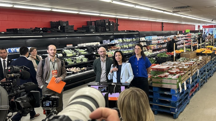 Ruba Ghazal, Sol Zanetti et Stéphanie Vachon de Québec solidaire dans une épicerie.