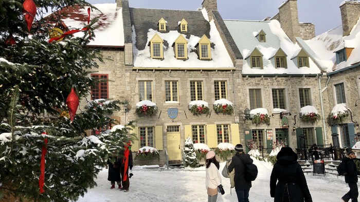 Des milliers de touristes choisissent de passer Noël à Québec.