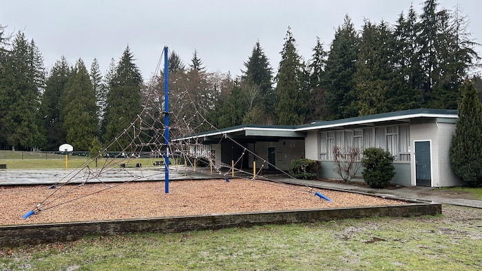 Une cour d'école.