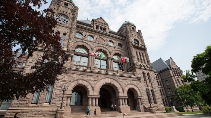 واجهة مبنى الجمعية التشريعية لأونتاريو في تورونتو.