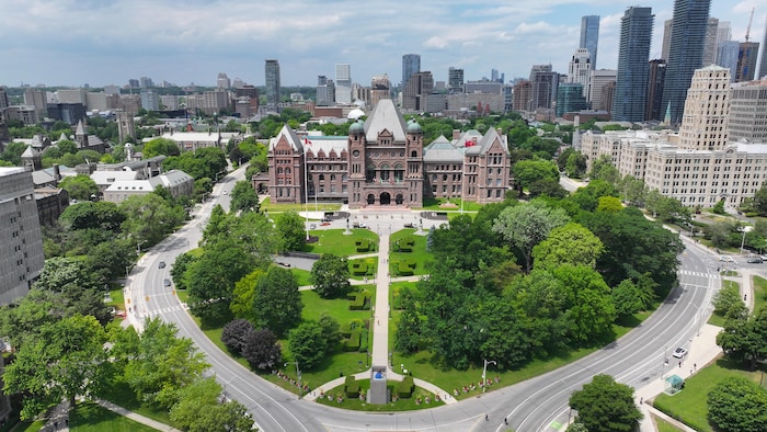 L'Assemblée législative de l'Ontario prise en photo à partir des airs.
