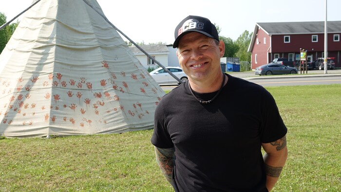Quentin Condo devant un tipi à Gesgapegiag.