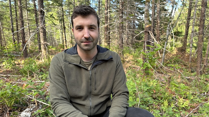 Quentin Stefani dans une forêt.