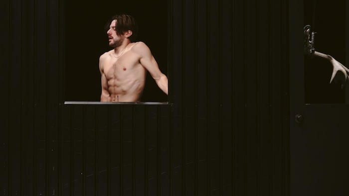 Un homme torse nu.