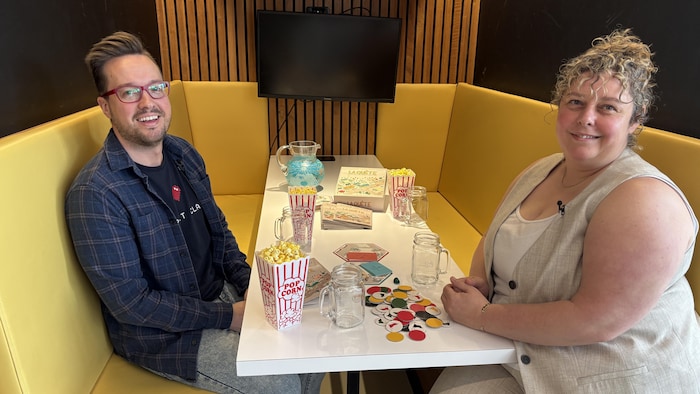 Marc St-Pierre et Stéphanie Thibeault sont assis à une table.