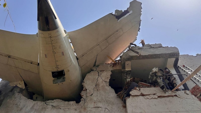 La queue d'un avion encastré dans un immeuble.