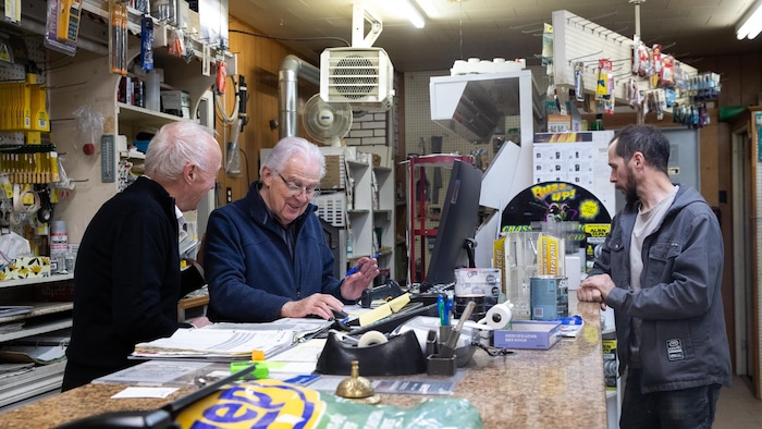 La Rel ve D une Quincaillerie Au Charme Traditionnel Est Assur e la-rel-ve-d-une-quincaillerie-au-charme-traditionnel-est-assur-e