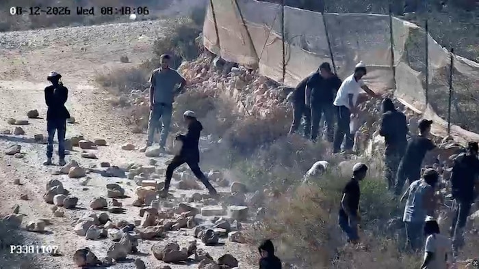 Des images de vidéosurveillance montrent des colons en train de lancer des pierres sur la route à Qusra.