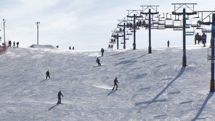 La pente de ski Rabbit Hill tout près d’Edmonton. Des skieurs et des planchistes descendent la colline.(Le 3 mars 2024)