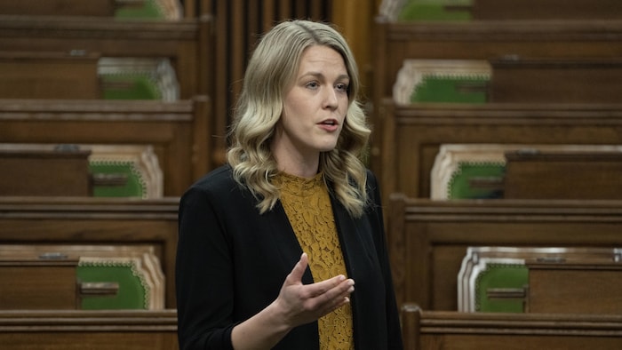 Une femme blonde est debout dans la Chambre des communes.